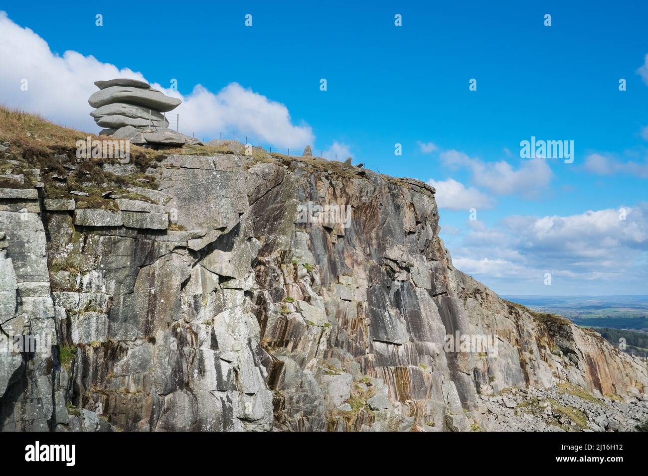 Il suggestivo stack di pietra il Cheesewring arroccato sopra l'aspra cava di Stowes Hill a Bodmin Moor in Cornovaglia. Foto Stock