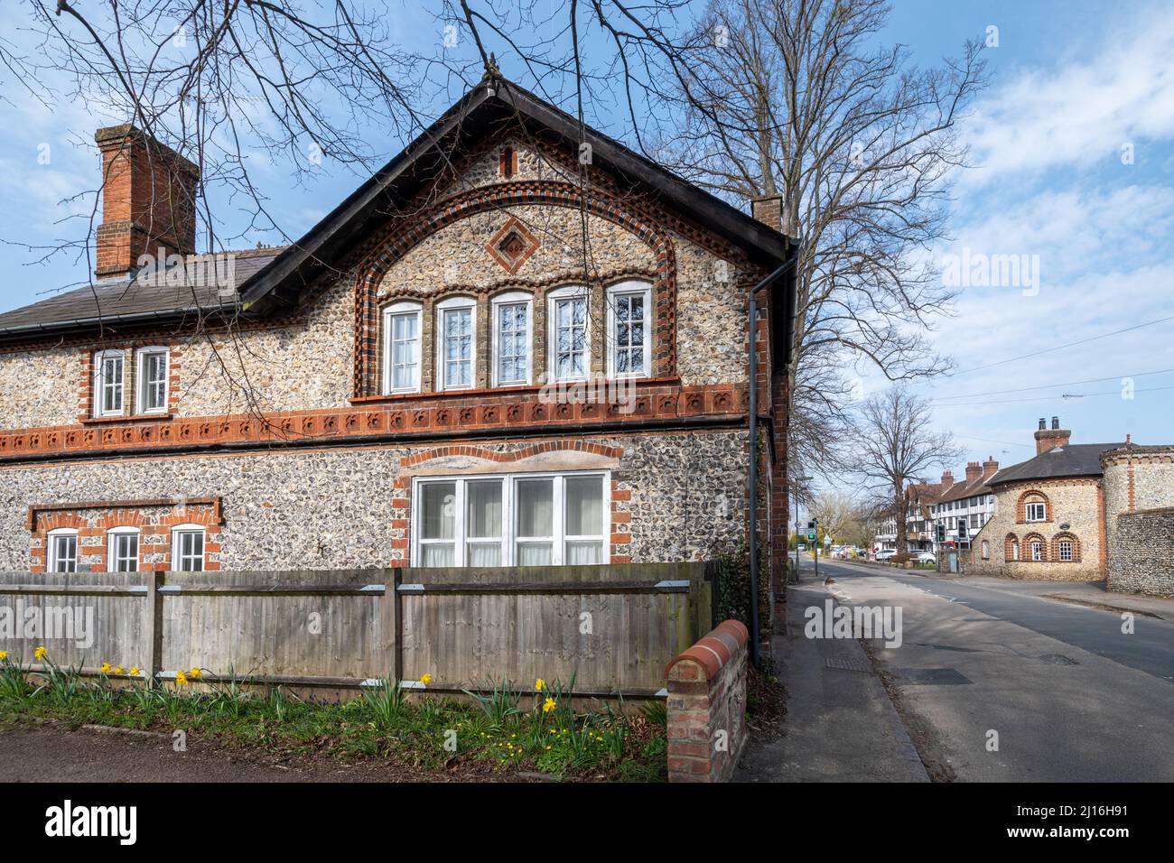 Vista sulla strada di Ockham Road South nel villaggio East Horsley, Surrey, Inghilterra, Regno Unito Foto Stock