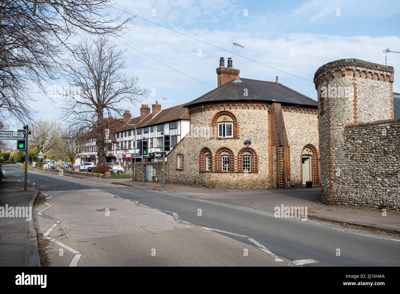 Vista sulla strada di Ockham Road South nel villaggio East Horsley, Surrey, Inghilterra, Regno Unito Foto Stock