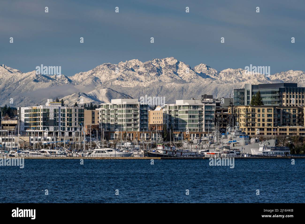Skyline della città con montagne innevate della penisola olimpica sullo sfondo, Bremerton, Washington, USA Foto Stock