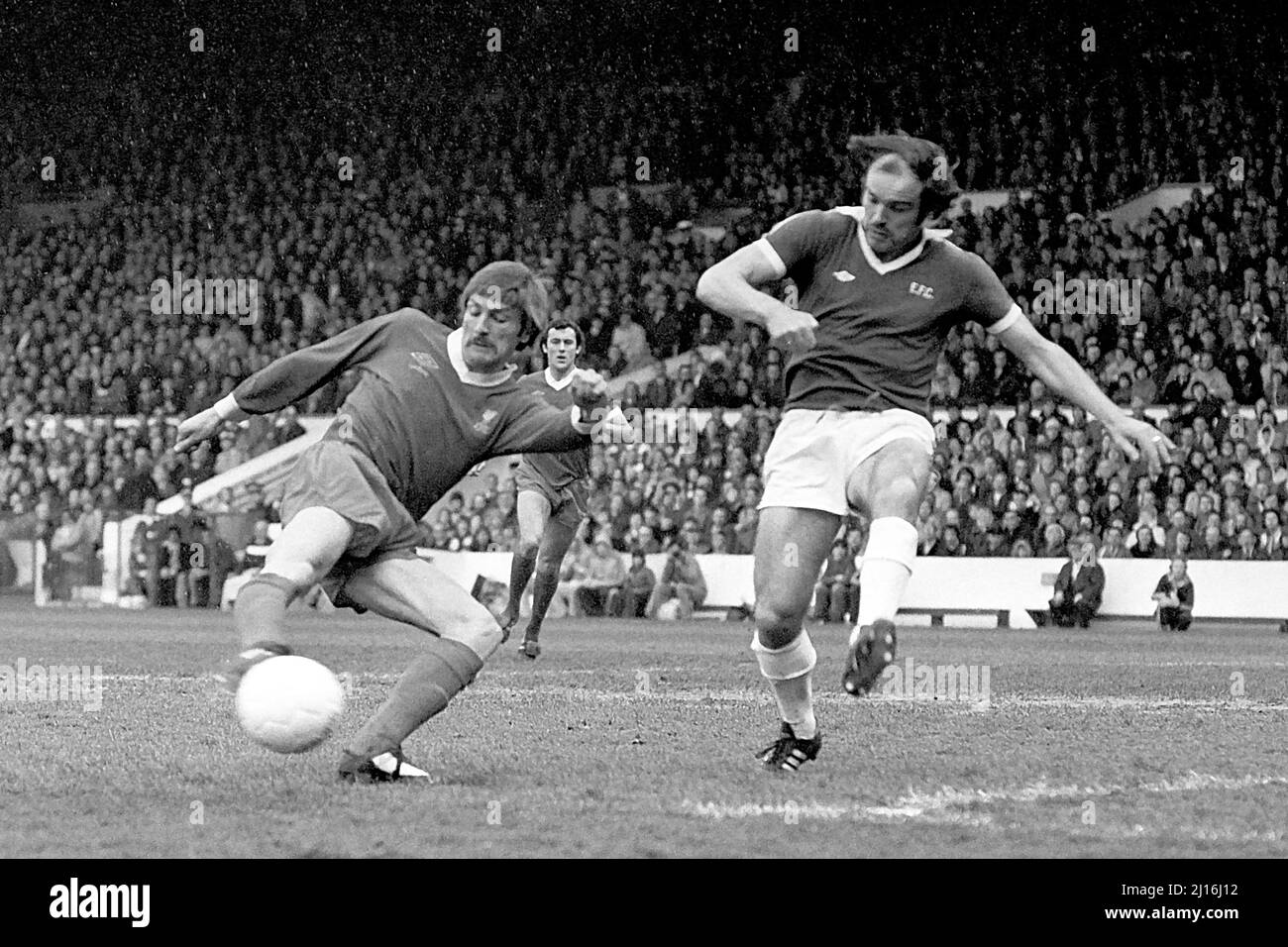 Foto di archivio datata 23-04-1977 di Terry Darracott (a destra) di Everton e Steve Heighway di Liverpool. L'ex giocatore e allenatore Everton Terry Darracott è morto all'età di 71 anni. Data di emissione: Mercoledì 23 marzo 2022. Foto Stock