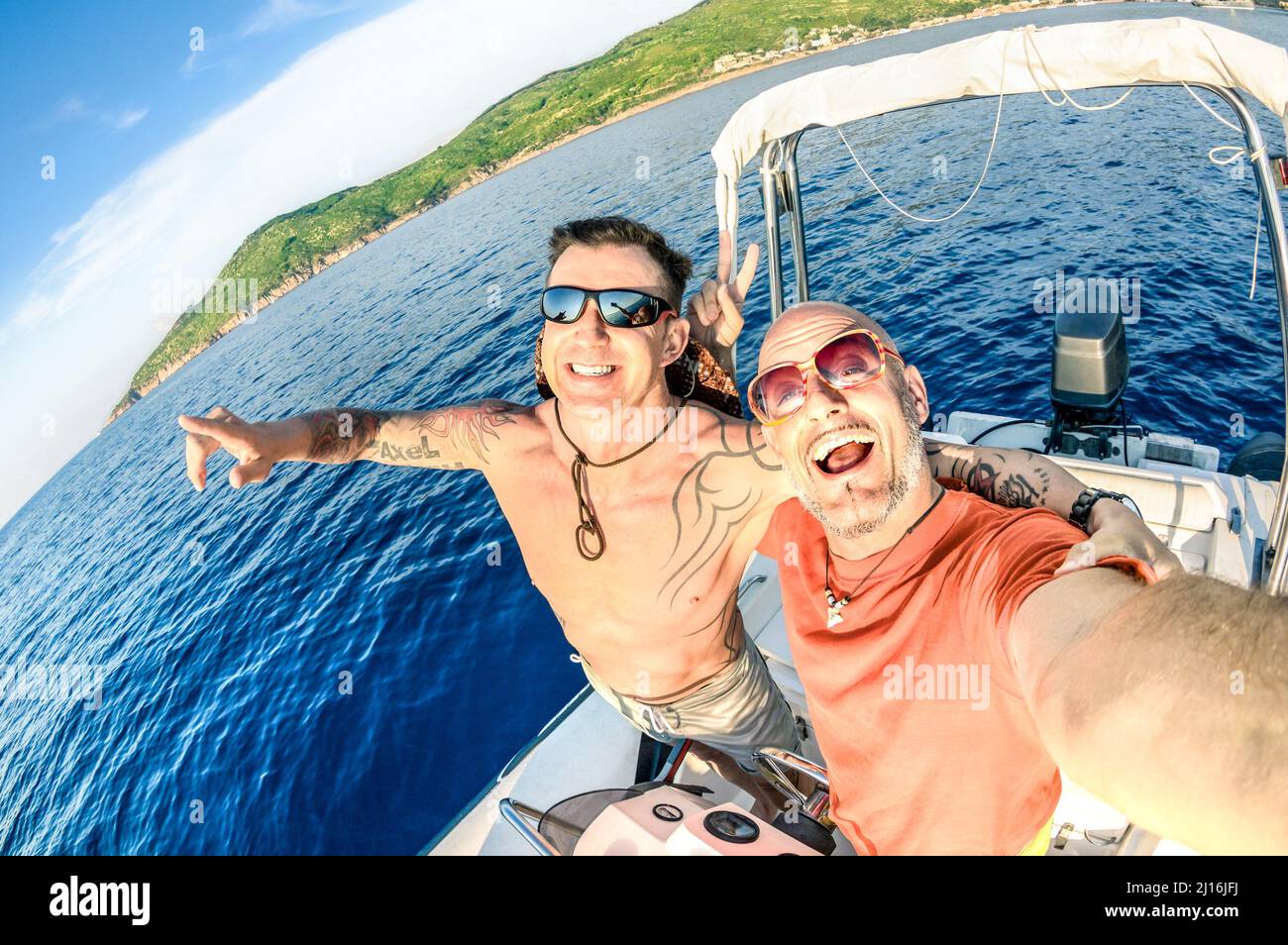 I migliori amici avventurosi che prendono selfie a Giglio Island in motoscafo di lusso - viaggio avventura stile di vita godendo di un momento di divertimento felice - viaggio insieme aro Foto Stock