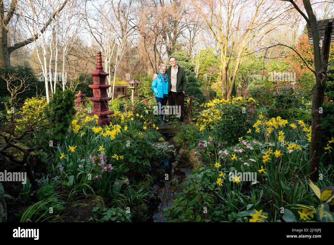 Coppia in pensione Tony e Marie Newton nel loro giardino Four Seasons come la primavera inizia a casa loro a Walsall, West Midlands. Data foto: Mercoledì 23 marzo 2022. Foto Stock
