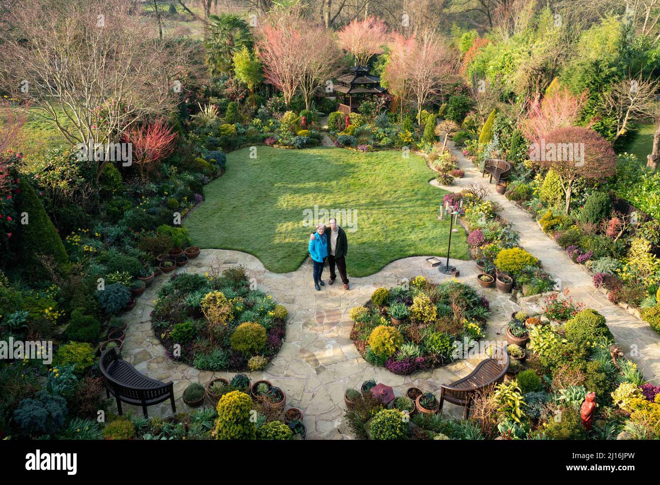 Coppia in pensione Tony e Marie Newton nel loro giardino Four Seasons come la primavera inizia a casa loro a Walsall, West Midlands. Data foto: Mercoledì 23 marzo 2022. Foto Stock