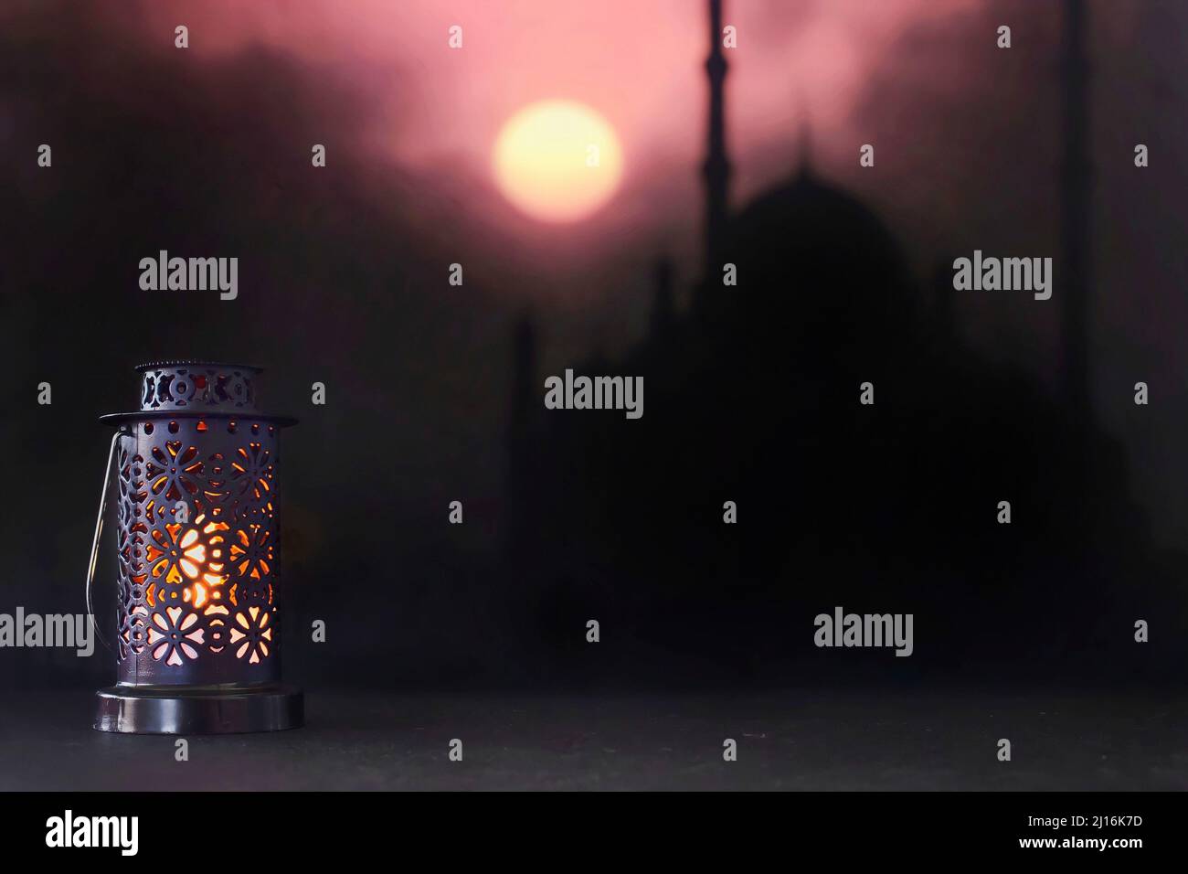 Lanterna, lampada a candela con sfondo bokeh moschea. Musulmano, eid mubarak mese santo di Ramadan Kareem Foto Stock