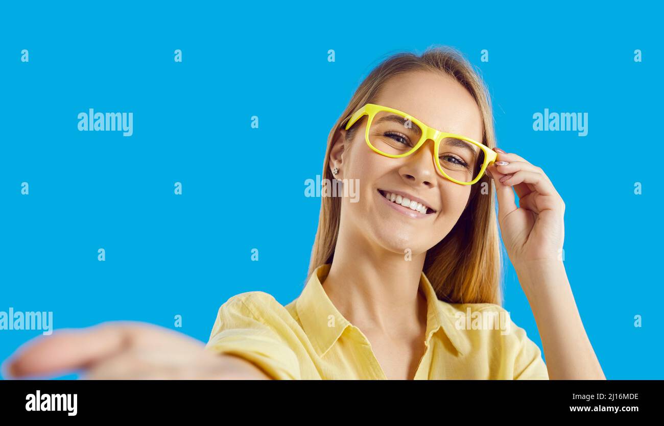Sorridente ragazza in occhiali fare auto-ritratto immagine Foto Stock