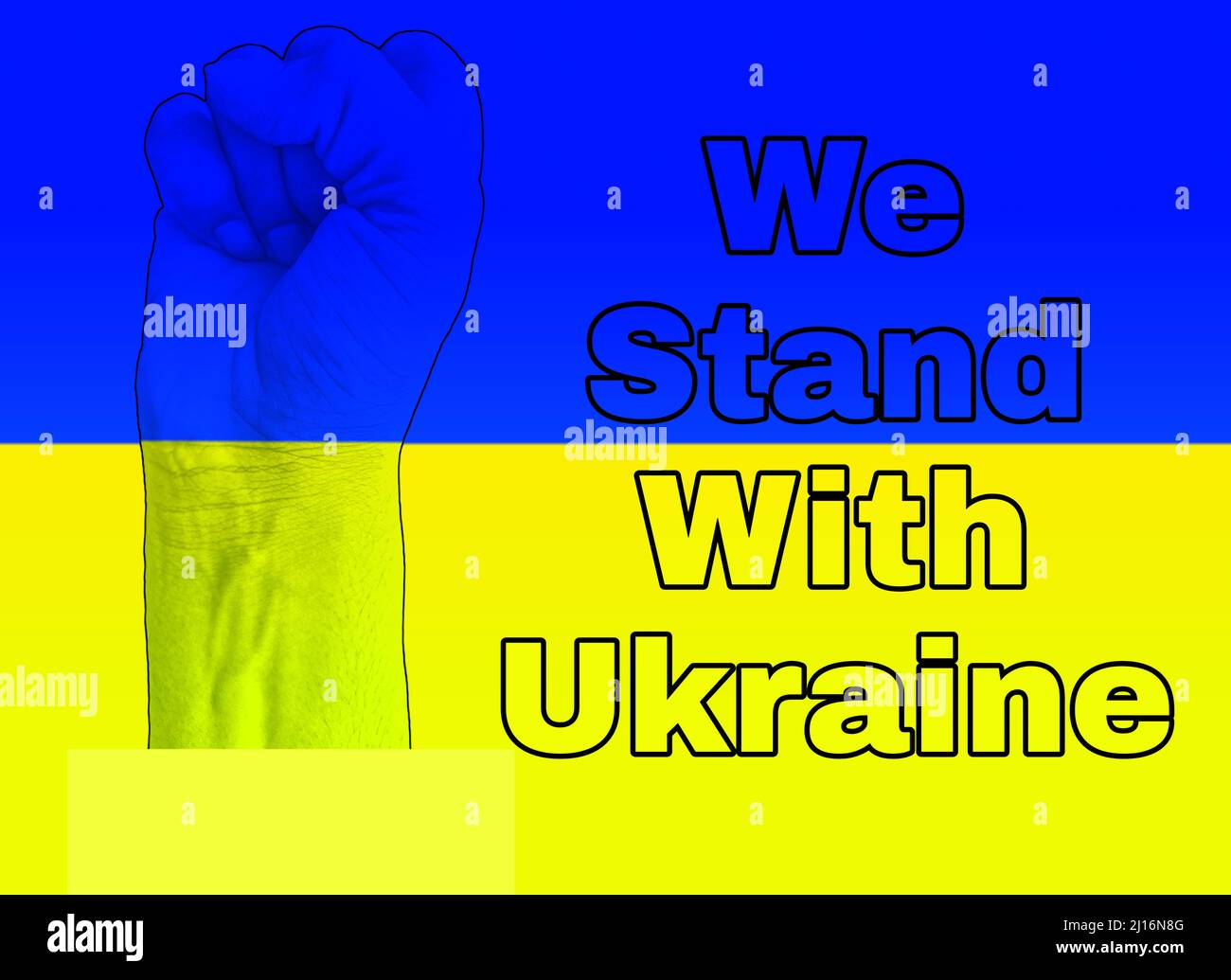 Uomo pugno con una bandiera di Ucraina isolato su noi Stand con Ucraina testo Ucraina bandiera colore sfondo Foto Stock
