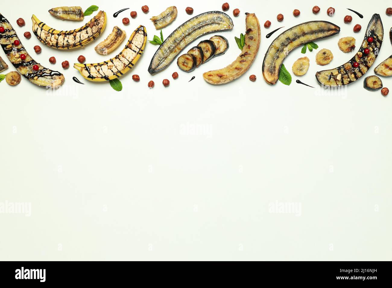 Concetto di gustoso cibo con banane e banane alla griglia Foto Stock