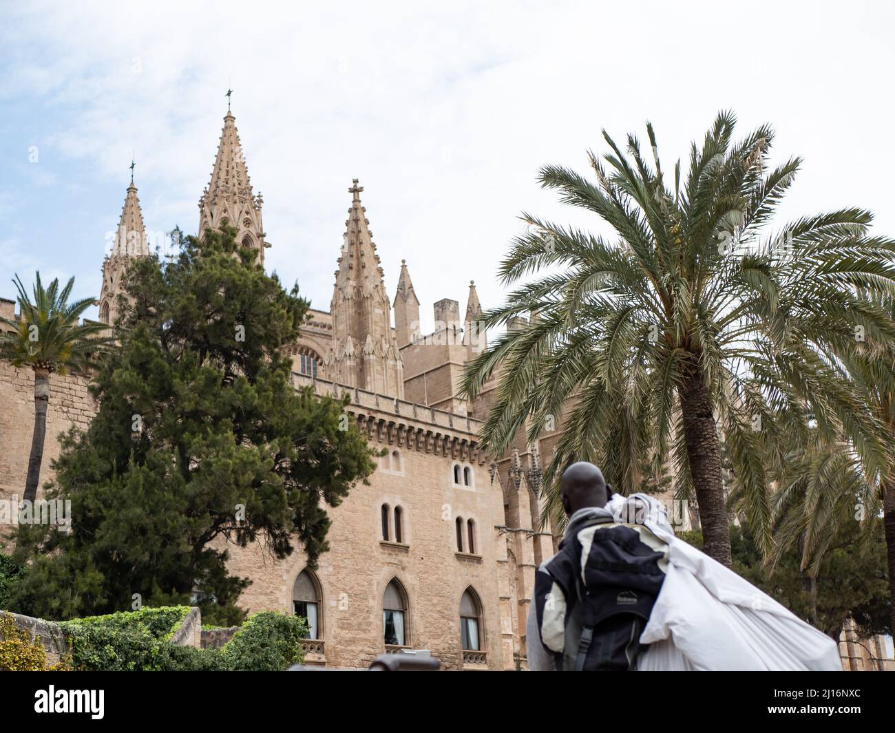 Palma de Mallorca, Spagna; marzo 22nd 2022: Vendita illegale di strada superiore manta africana dalla Cattedrale di Palma de Mallorca Foto Stock