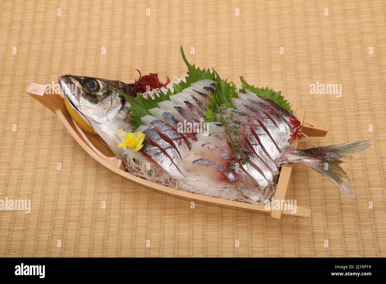 Sashimi, sgombro di cavalli servito come una barca, cibo giapponese Foto Stock