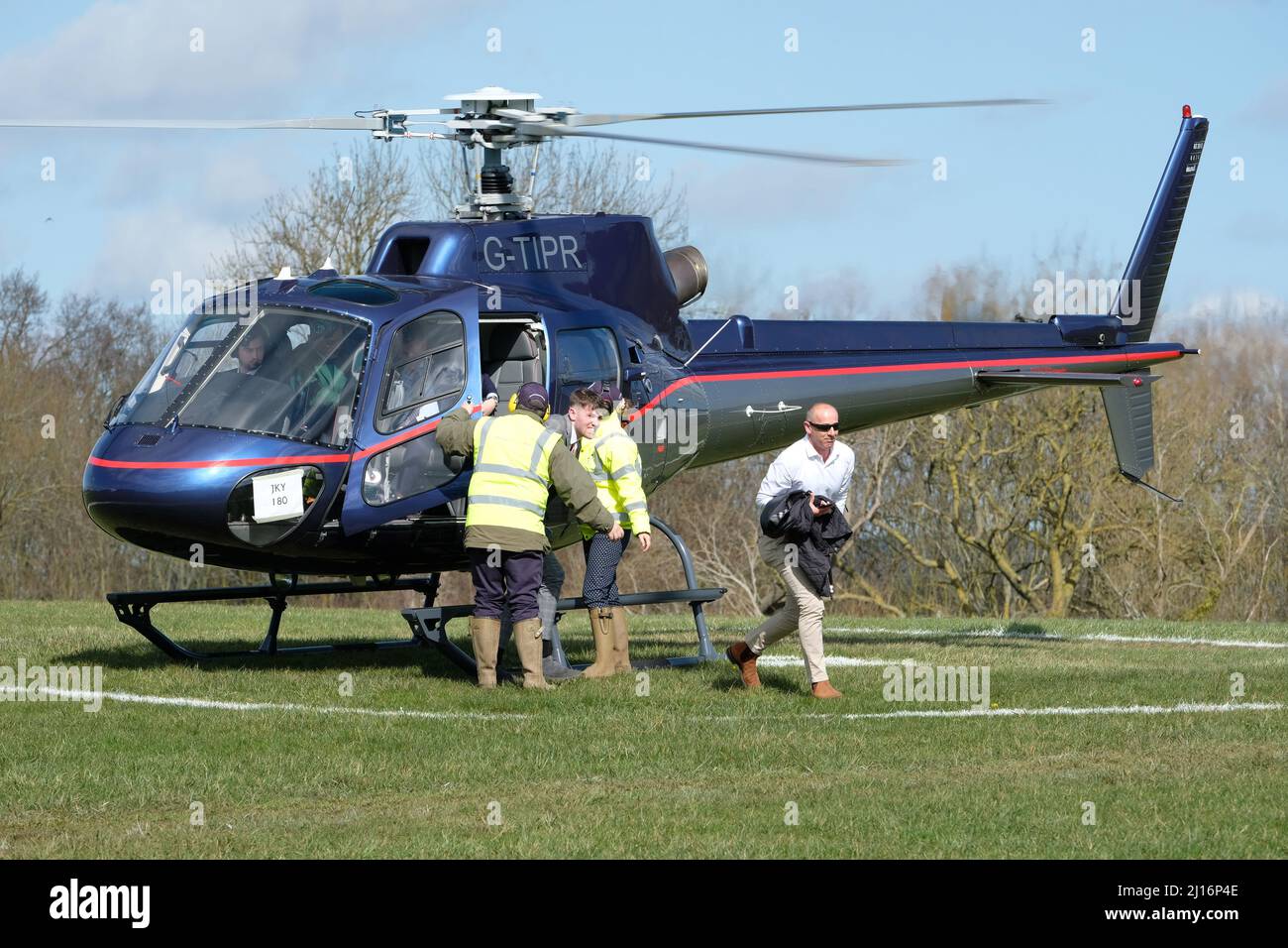 I visitatori del Cheltenham Festival arrivano in elicottero all'elipad dell'ippodromo il giorno della Gold Cup del 2022 marzo Foto Stock