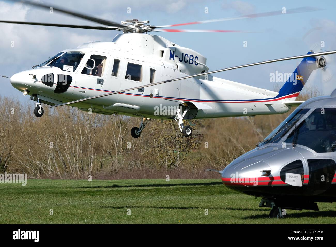 Sikorsky S-76C elicottero esecutivo gestito da JCB atterraggio Foto Stock