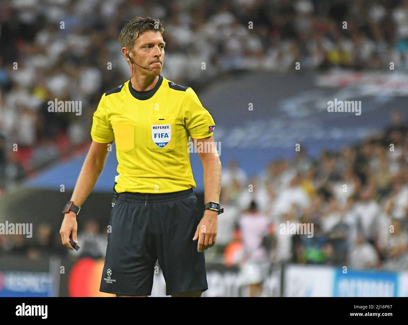 MANCHESTER, INGHILTERRA - 14 SETTEMBRE 2016: L'arbitro italiano FIFA Gianluca Rocchi è stato raffigurato durante la partita UEFA Champions League Group e tra Tottenham Hotspur e AS Monaco al Wembley Stadium. Copyright: Cosmin Iftode/Picstaff Foto Stock