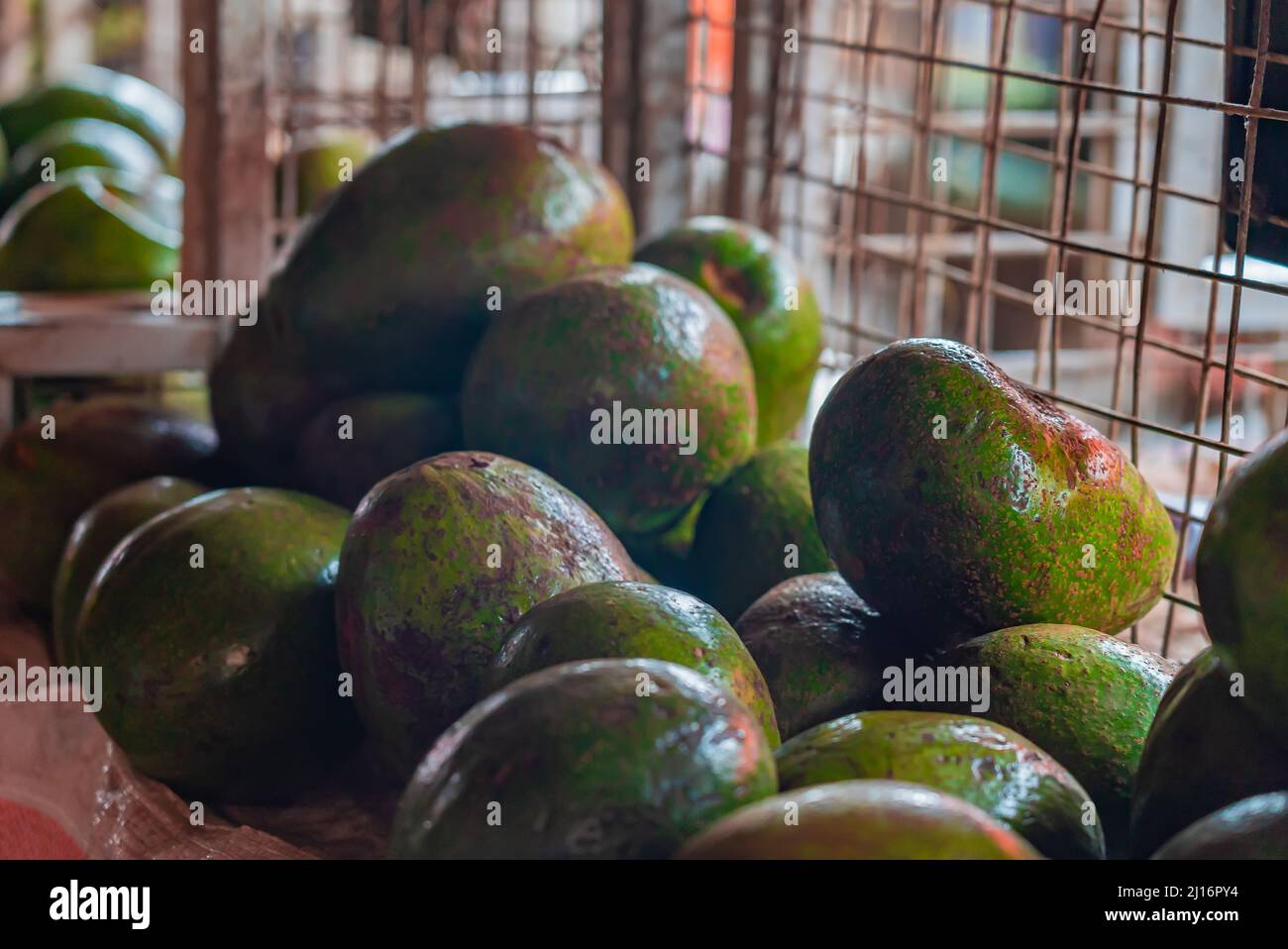 Avocado al banco del mercato alimentare a Zanzibar, Tanzania. Foto Stock