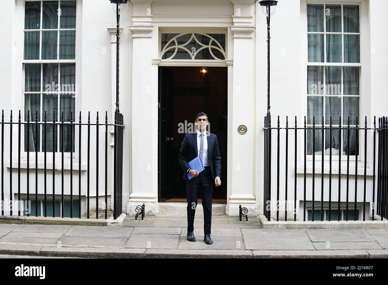 Il Cancelliere dello scacchiere Rishi Sunak lascia 11 Downing Street mentre si dirige verso la Camera dei Comuni di Londra, per rilasciare la sua dichiarazione di Primavera. Data foto: Mercoledì 23 marzo 2022. Foto Stock