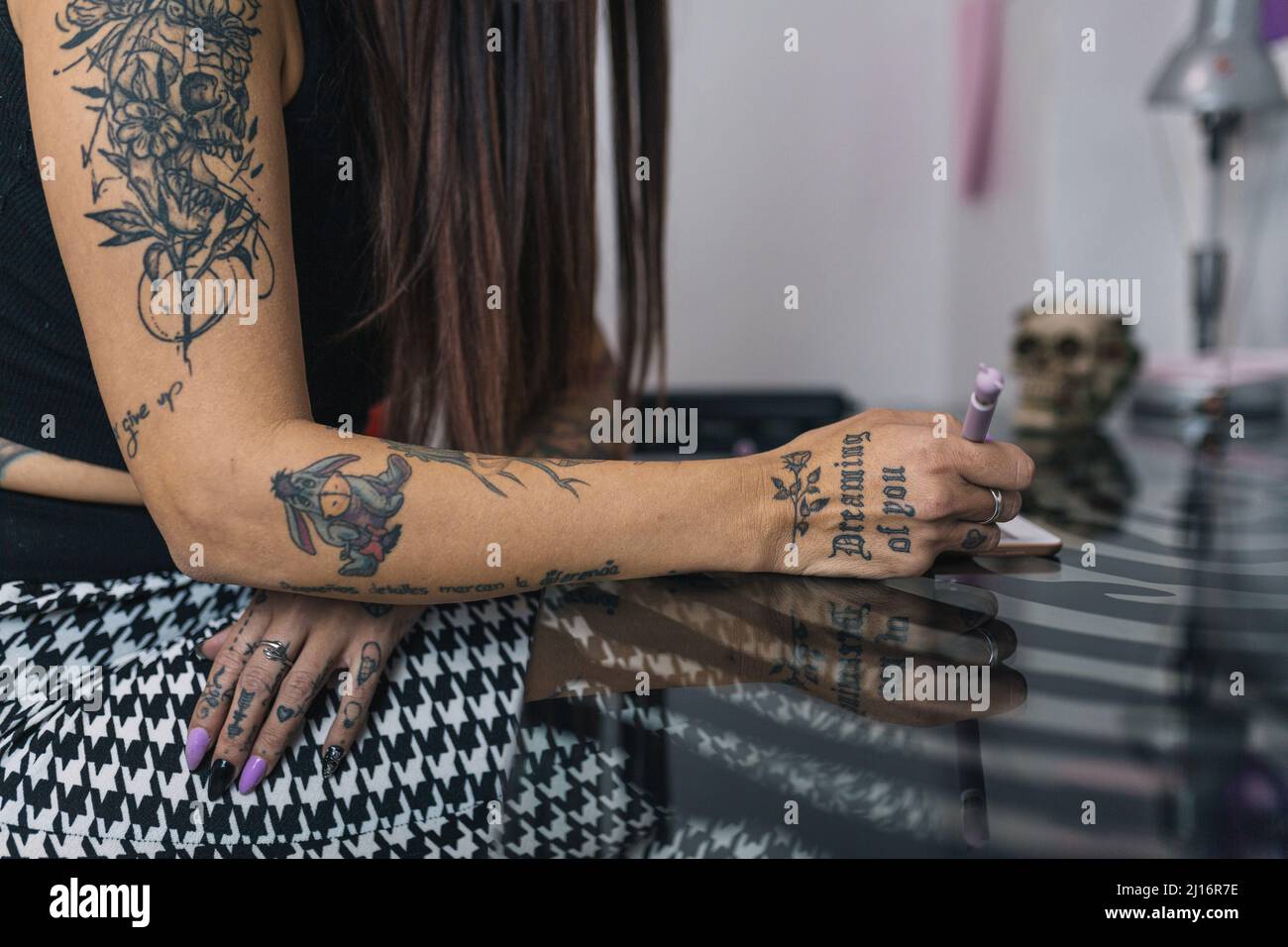 Processo digitale tatuaggio ART su tablet digitale Foto Stock