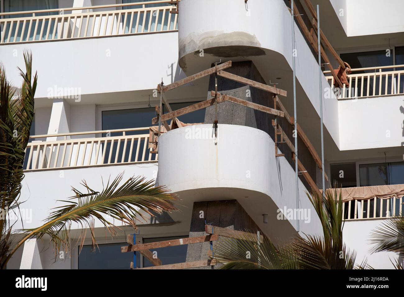 lavori di riparazione in corso per le sistemazioni in hotel balconi a puerto del carmen isole canarie di lanzarote spagna Foto Stock