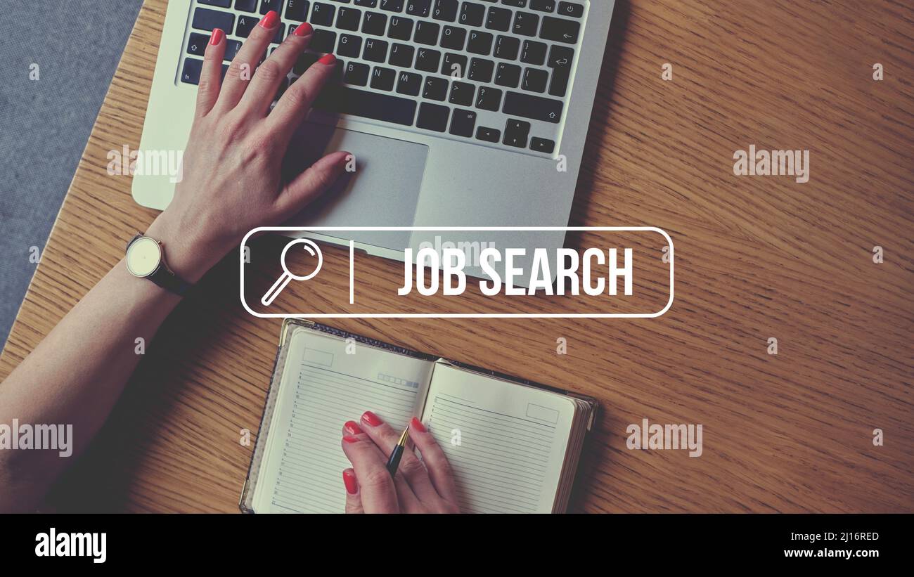 Barra di ricerca con la parola ricerca di lavoro sullo sfondo di una persona che lavora su un laptop Foto Stock