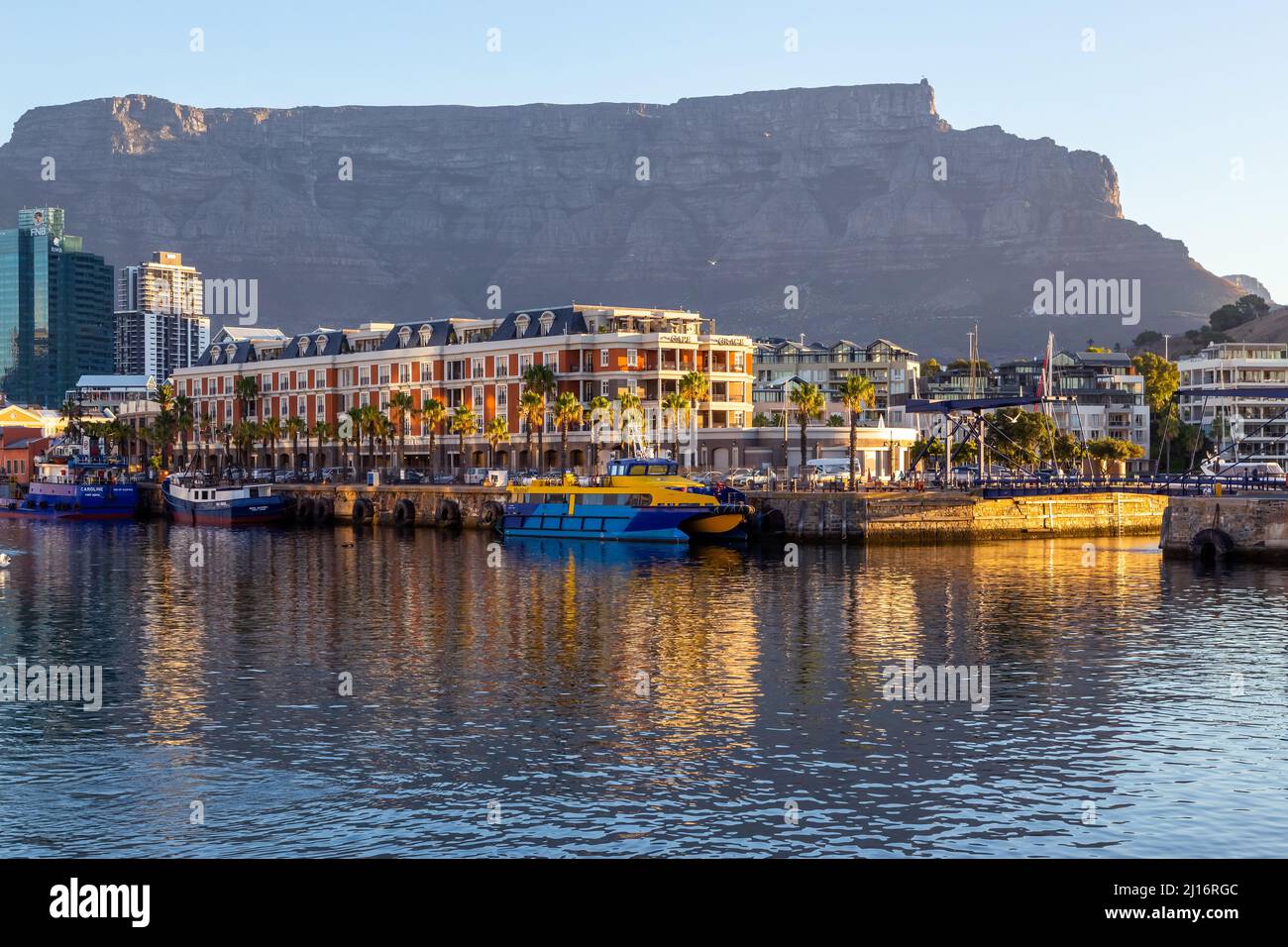 Città del Capo, Sudafrica, 26th Febbraio - 2022: Vista della baia verso Table Mountain con edifici cittadini che si riflettono in acqua. Foto Stock