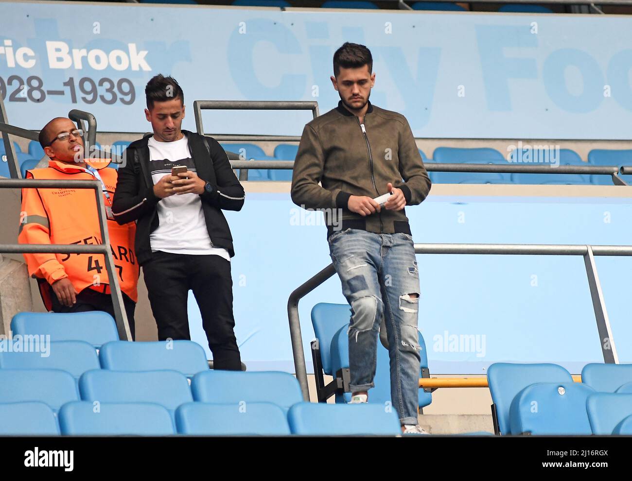 MANCHESTER, INGHILTERRA - 24 AGOSTO 2016: Due tifosi controllano i loro telefoni prima della seconda tappa della lega UEFA Champions League 2016/17 tra Manchester City (Engalnd) e FCSB (Romania) all'Etihad Stadium. Copyright: Cosmin Iftode/Picstaff Foto Stock