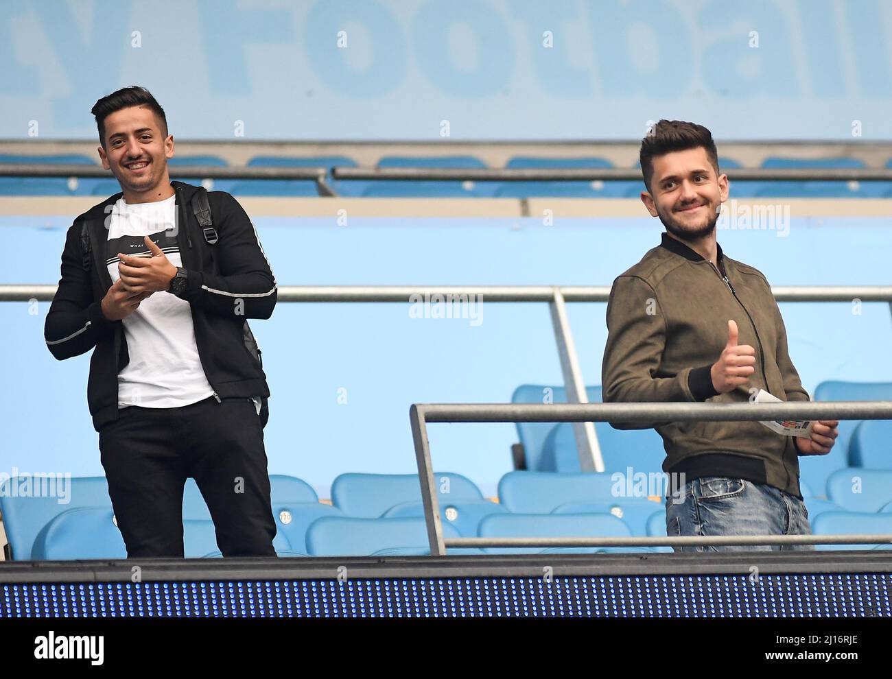 MANCHESTER, INGHILTERRA - 24 AGOSTO 2016: Due tifosi raffigurati prima della seconda tappa della UEFA Champions League 2016/17 tra Manchester City (Engalnd) e FCSB (Romania) all'Etihad Stadium. Copyright: Cosmin Iftode/Picstaff Foto Stock