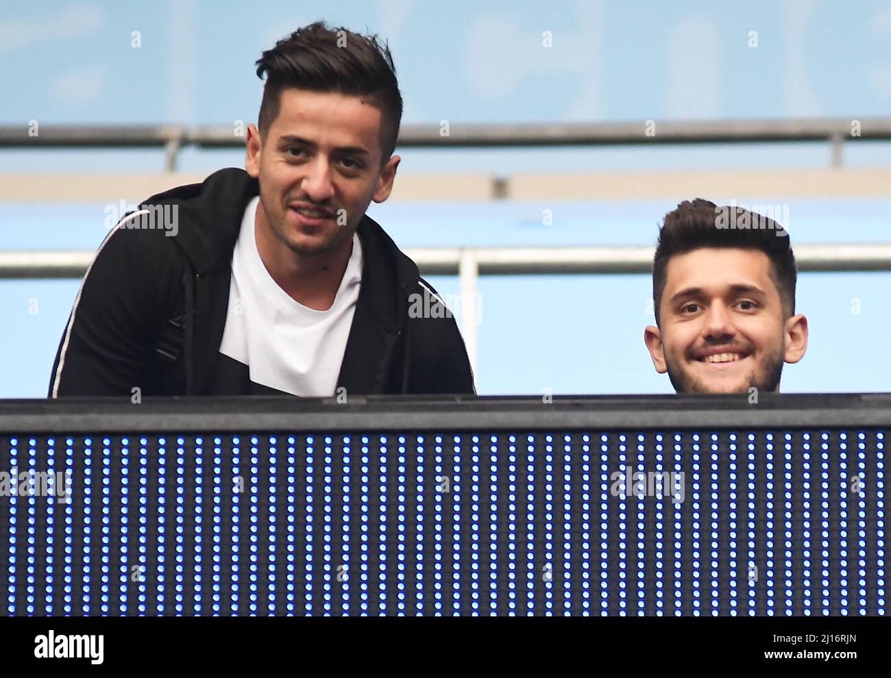 MANCHESTER, INGHILTERRA - 24 AGOSTO 2016: Due tifosi raffigurati prima della seconda tappa della UEFA Champions League 2016/17 tra Manchester City (Engalnd) e FCSB (Romania) all'Etihad Stadium. Copyright: Cosmin Iftode/Picstaff Foto Stock