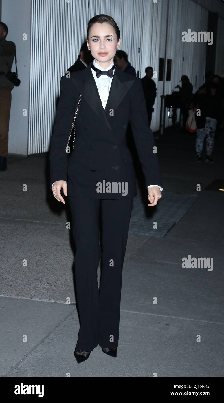 NEW YORK, NY- 22 MARZO: Lily Collins arriva alla Ralph Lauren Spring 2022 Ready-to-Wear Collection al MOMA di New York il 22 marzo 2022 Credit; RW/MediaPunch Foto Stock