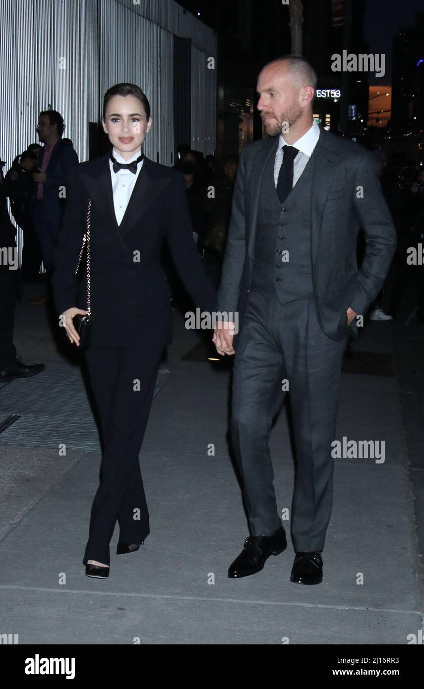 NEW YORK, NY- MARZO 22: Lily Collins, Charlie McDowell arriva alla Ralph Lauren Spring 2022 Ready-to-Wear Collection al MOMA di New York il 22 marzo 2022 Credit; RW/MediaPunch Foto Stock