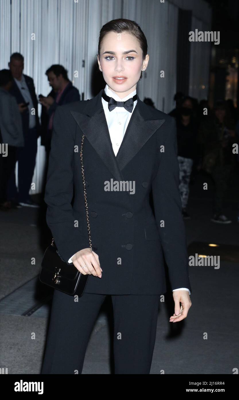 NEW YORK, NY- 22 MARZO: Lily Collins arriva alla Ralph Lauren Spring 2022 Ready-to-Wear Collection al MOMA di New York il 22 marzo 2022 Credit; RW/MediaPunch Foto Stock