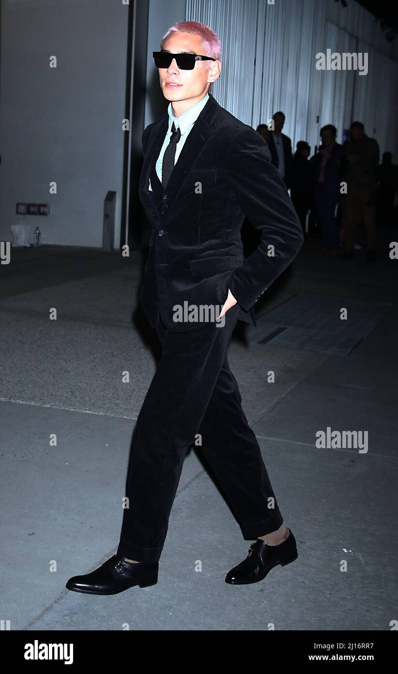 NEW YORK, NY- MARZO 22: Evan Mock arriva alla Ralph Lauren Spring 2022 Ready-to-Wear Collection al MOMA di New York il 22 marzo 2022 Credit; RW/MediaPunch Foto Stock