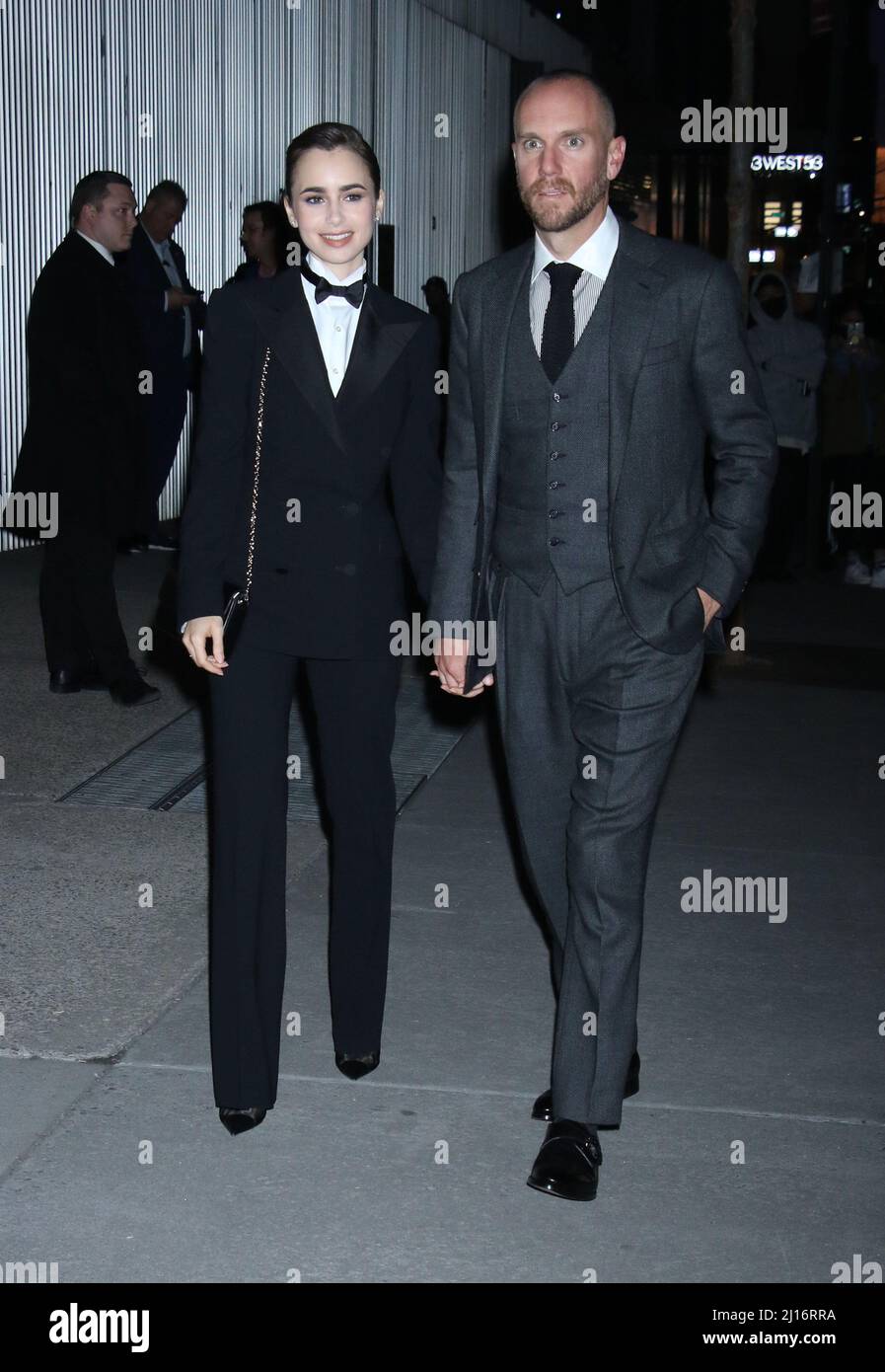 NEW YORK, NY- MARZO 22: Lily Collins, Charlie McDowell arriva alla Ralph Lauren Spring 2022 Ready-to-Wear Collection al MOMA di New York il 22 marzo 2022 Credit; RW/MediaPunch Foto Stock