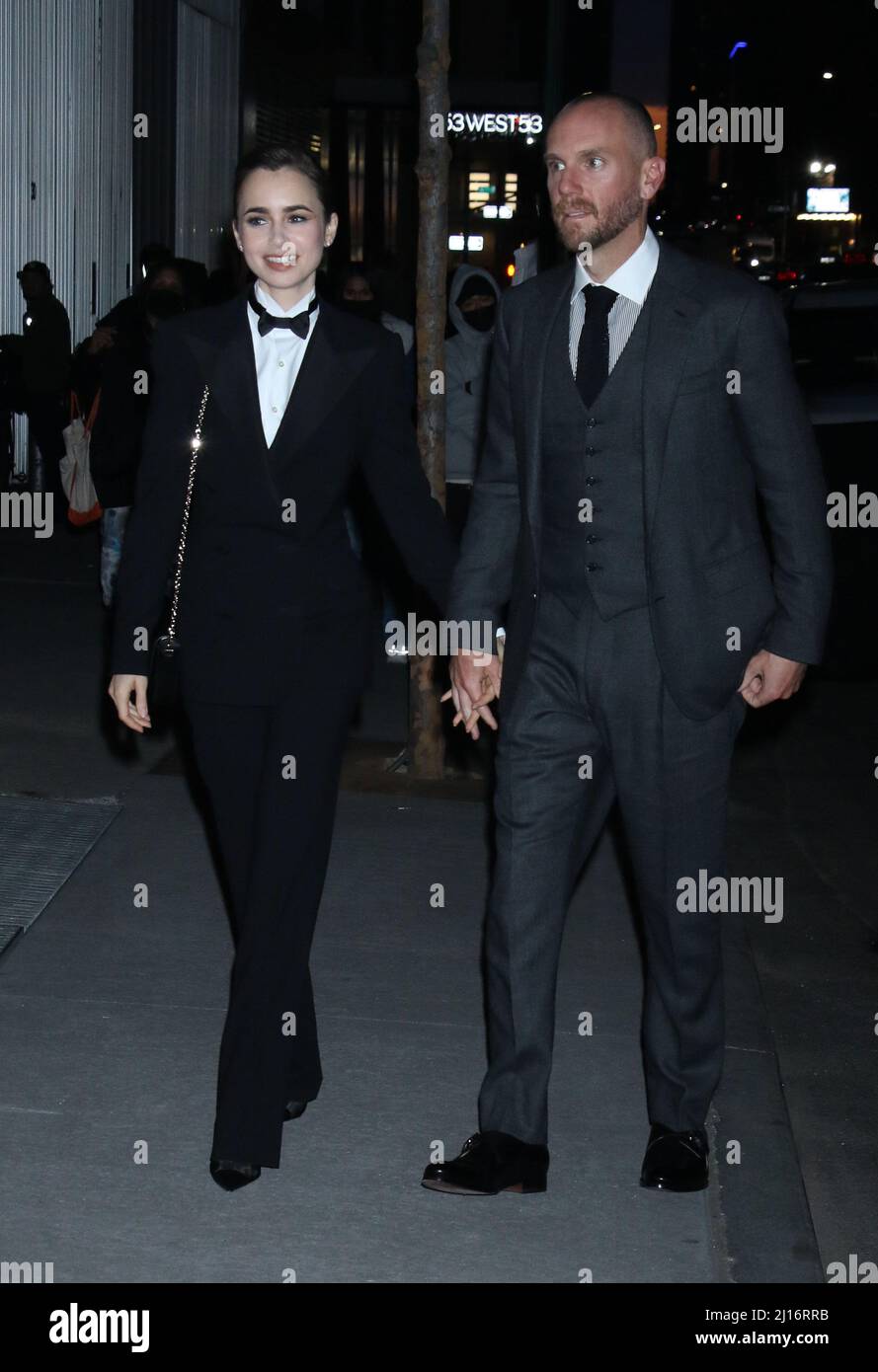 NEW YORK, NY- MARZO 22: Lily Collins, Charlie McDowell arriva alla Ralph Lauren Spring 2022 Ready-to-Wear Collection al MOMA di New York il 22 marzo 2022 Credit; RW/MediaPunch Foto Stock