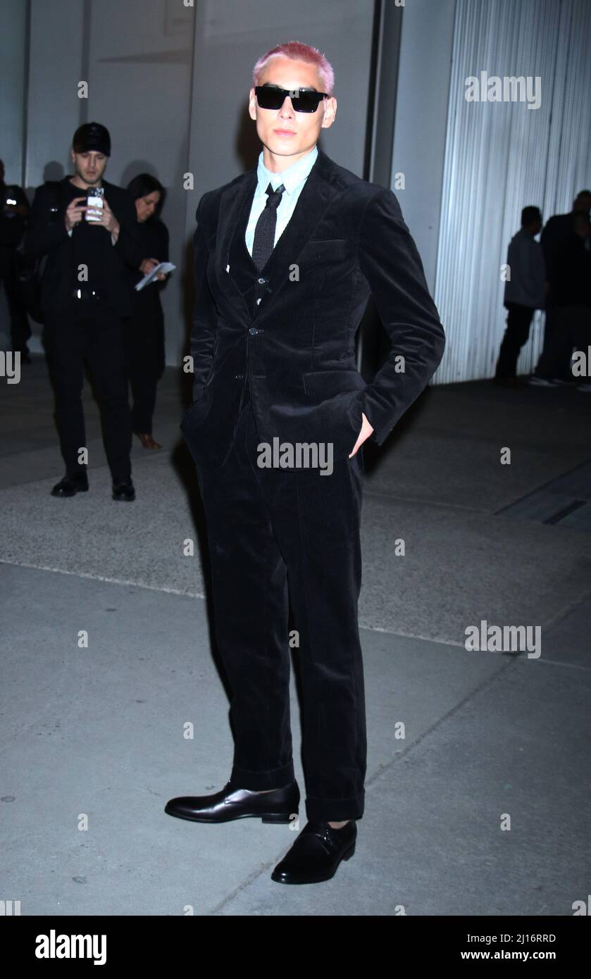 NEW YORK, NY- MARZO 22: Evan Mock arriva alla Ralph Lauren Spring 2022 Ready-to-Wear Collection al MOMA di New York il 22 marzo 2022 Credit; RW/MediaPunch Foto Stock