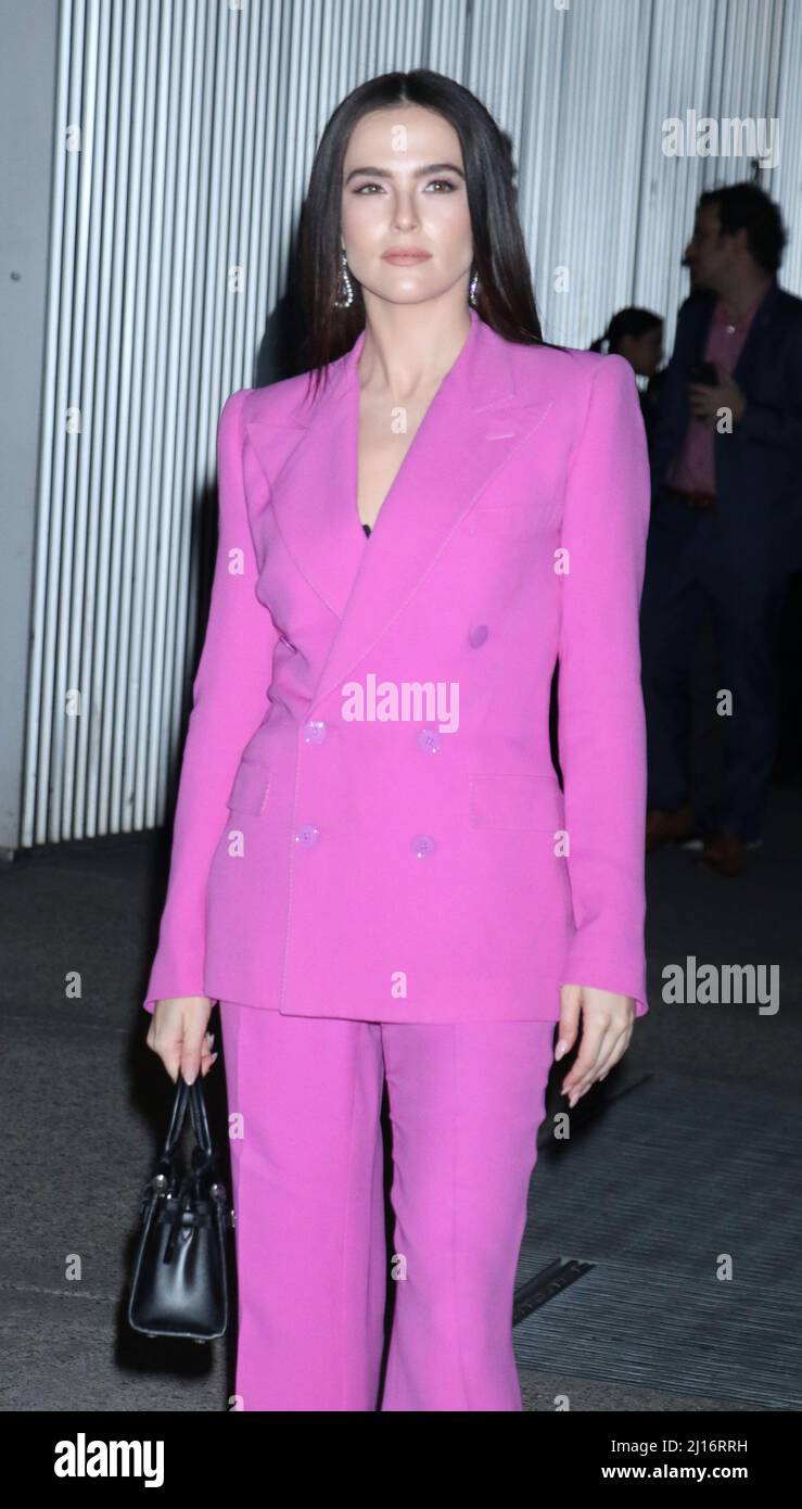 NEW YORK, NY- MARZO 22: Zoey Deutch arriva alla Ralph Lauren Spring 2022 Ready-to-Wear Collection al MOMA di New York il 22 marzo 2022 Credit; RW/MediaPunch Foto Stock