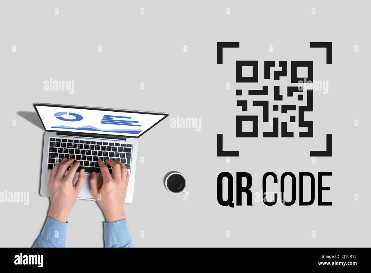 Una persona sta lavorando su un laptop con accanto un'immagine di un codice QR Foto Stock