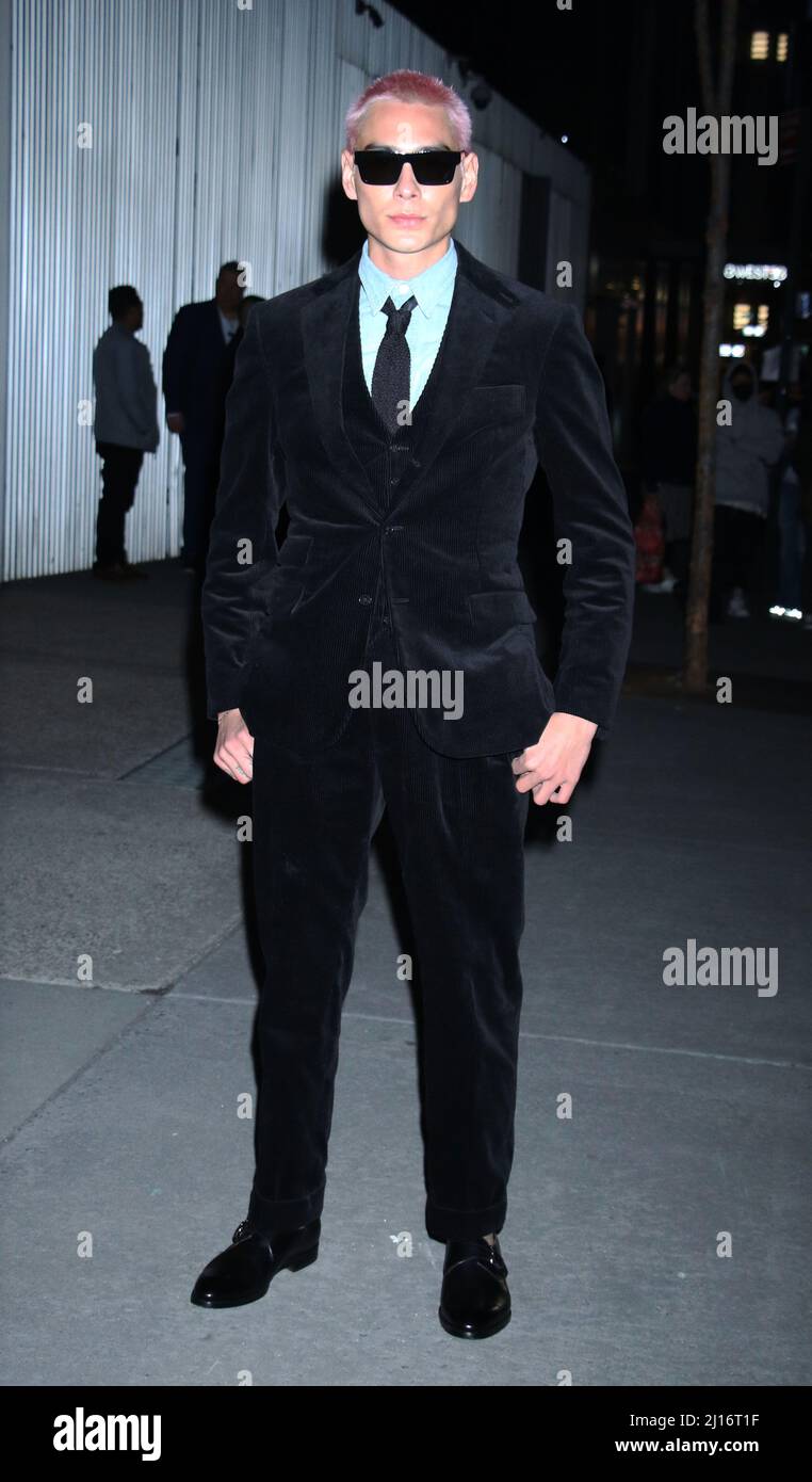 NEW YORK, NY- MARZO 22: Evan Mock arriva alla Ralph Lauren Spring 2022 Ready-to-Wear Collection al MOMA di New York il 22 marzo 2022 Credit; RW/MediaPunch Foto Stock