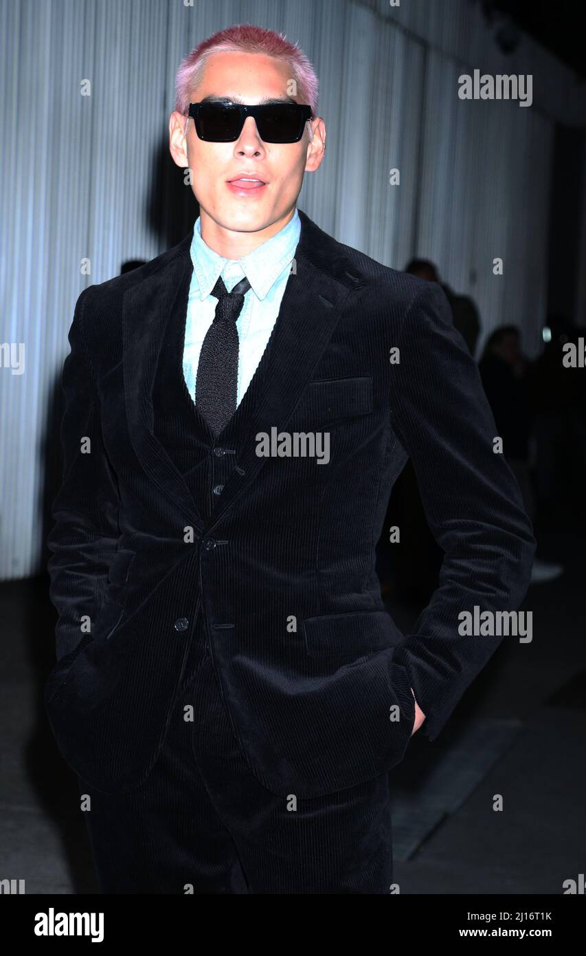 NEW YORK, NY- MARZO 22: Evan Mock arriva alla Ralph Lauren Spring 2022 Ready-to-Wear Collection al MOMA di New York il 22 marzo 2022 Credit; RW/MediaPunch Foto Stock
