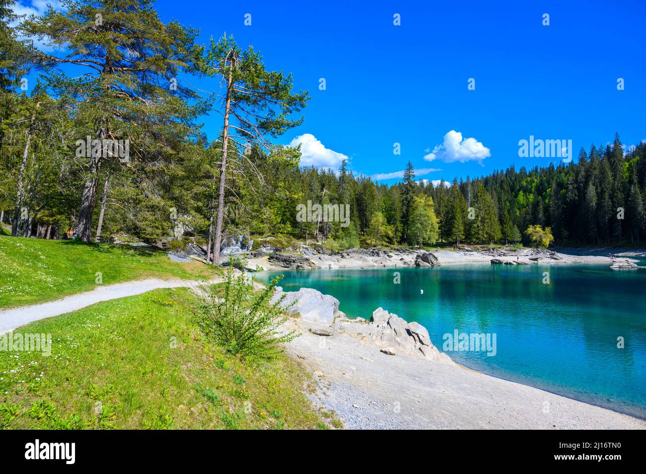 Spiaggia Paradiso nella baia del Lago di Cauma (Caumasee) con acque cristalline in uno splendido paesaggio di montagna a Flims, Graubuenden - Svizzera Foto Stock