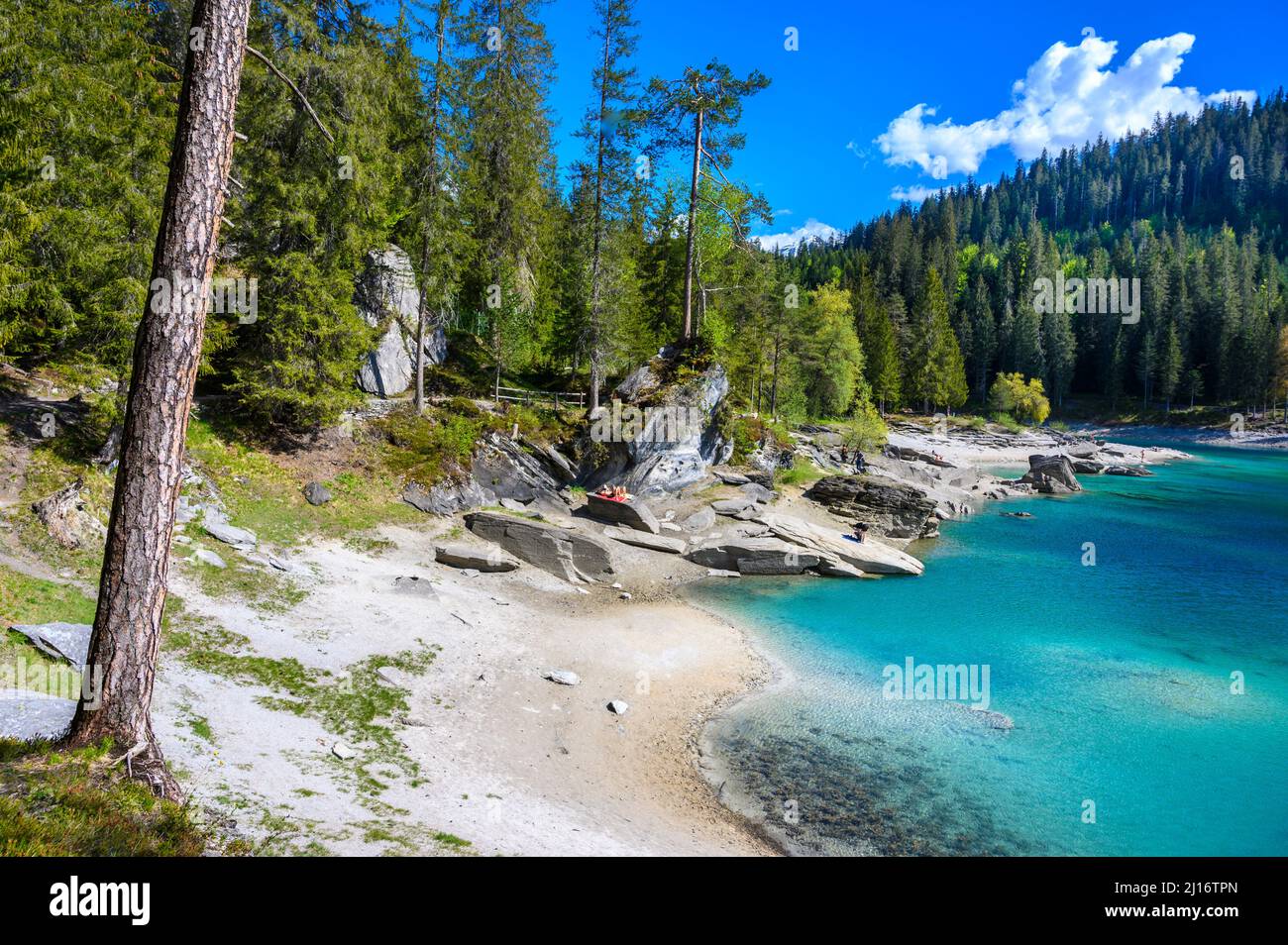 Spiaggia Paradiso nella baia del Lago di Cauma (Caumasee) con acque cristalline in uno splendido paesaggio di montagna a Flims, Graubuenden - Svizzera Foto Stock
