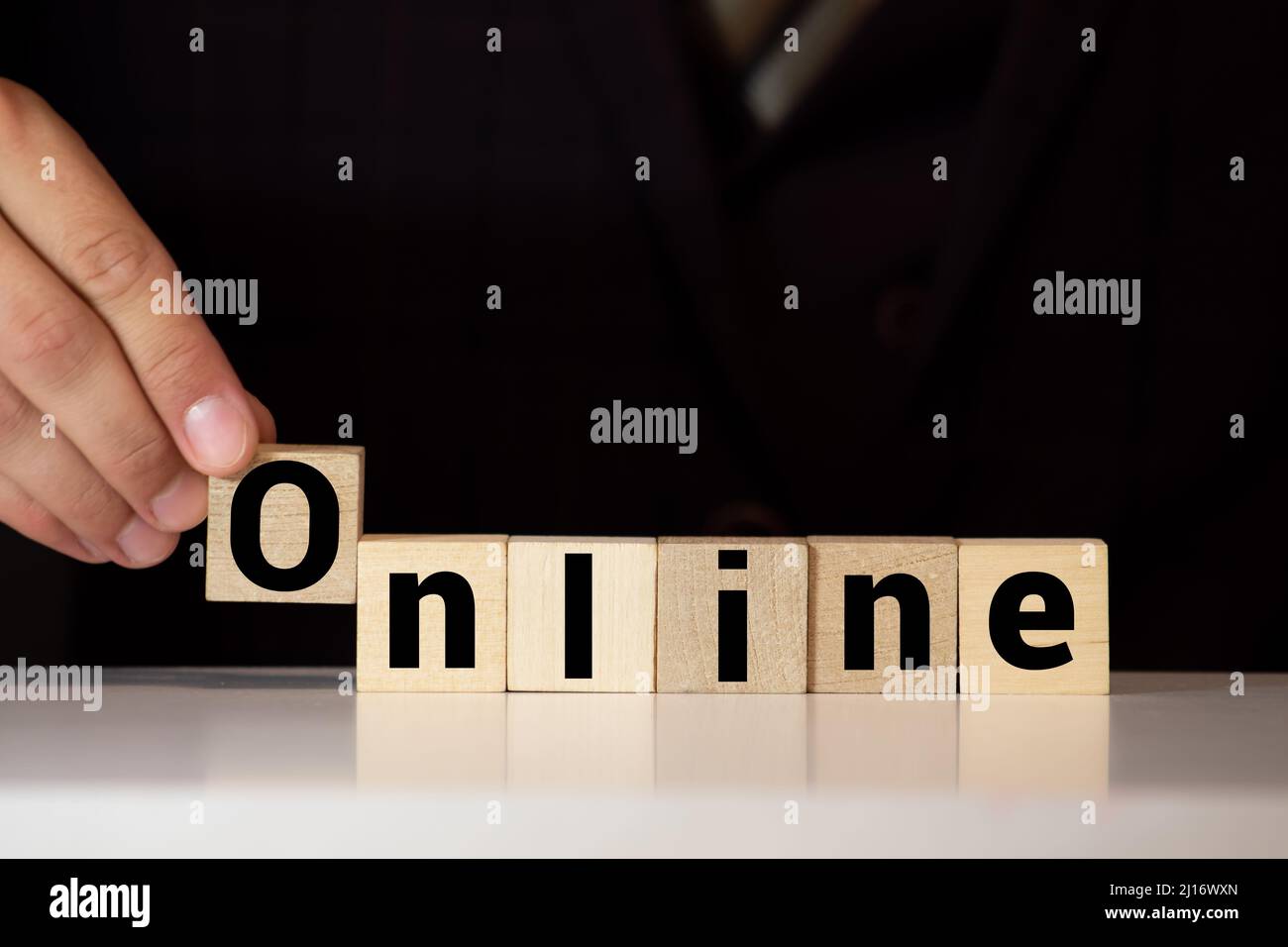 ONLINE - parola da blocchi di legno con lettere. Cubetti disposti come sopra. Concetto di business in crescita online. Accatastare le scale dai cubi di legno. Crescita busi Foto Stock