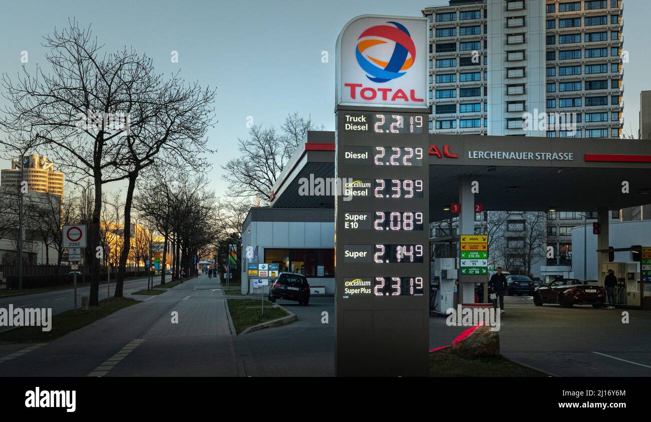 Benzinpreise an Tankstelle in München Foto Stock