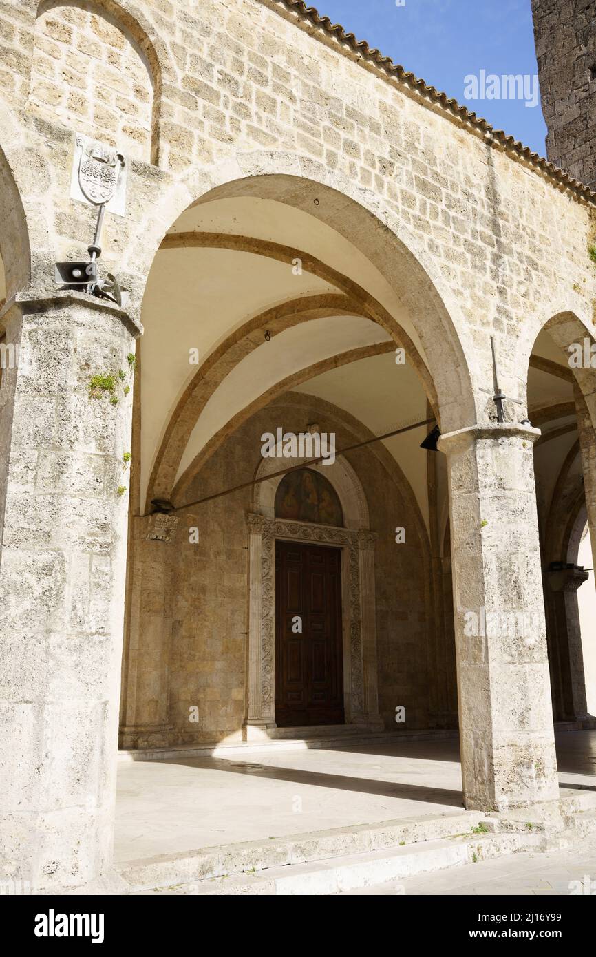 Rieti, Lazio, Italia: Facciata del Duomo medievale al mattino Foto Stock