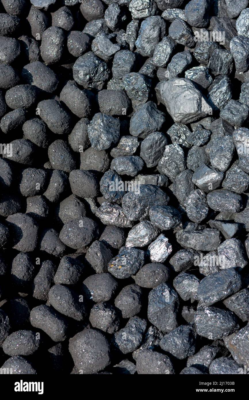 Due pile di carbone si mescolano in una ferrovia a vapore Heritage. Nuovi ovoidi compressi di antracite a sinistra e carbone a vapore gallese a destra. Foto Stock