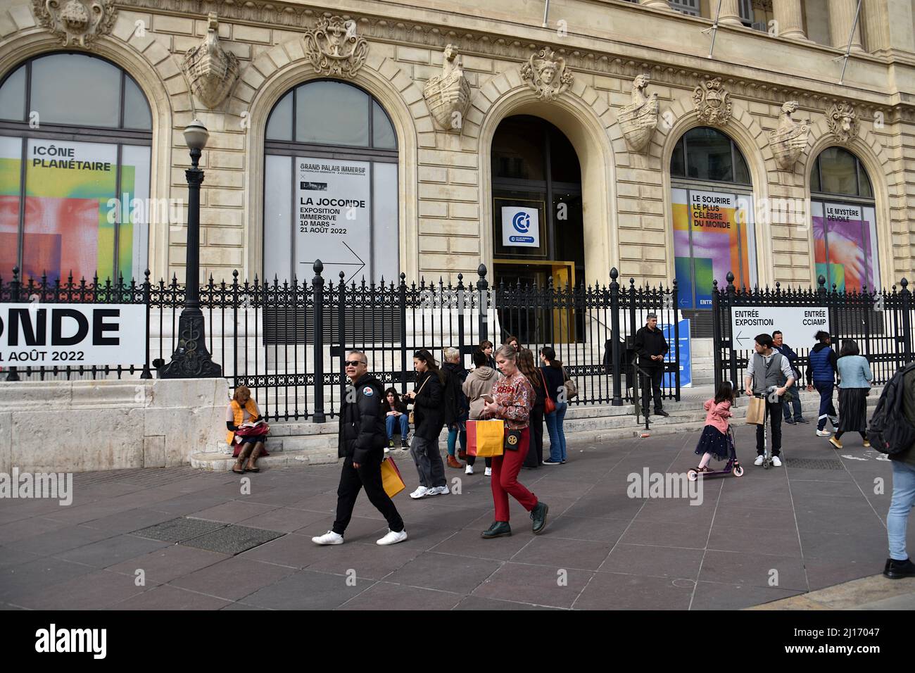 Marsiglia, Francia. 19th Mar 2022. La gente cammina sul Canebière di fronte al Palais de la Bourse. Il Palais de la Bourse e la Camera di Commercio è un edificio storico situato ai piedi del Canebiere e vicino al Porto Vecchio. Ospita la Camera di Commercio e industria di Aix-Marseille-Provence (CCI AMP) che vuole aste 187 opere d'arte e oggetti storici del patrimonio locale. Credit: SOPA Images Limited/Alamy Live News Foto Stock