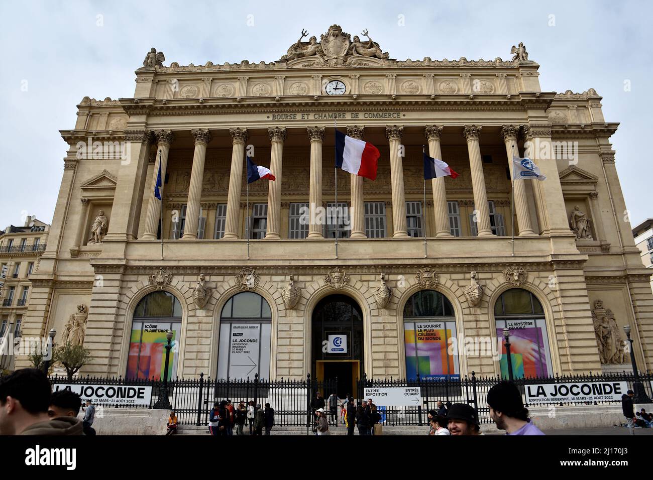 Una vista generale del Palais de la Bourse. Il Palais de la Bourse e la Camera di Commercio è un edificio storico situato ai piedi del Canebiere e vicino al Porto Vecchio. Ospita la Camera di Commercio e industria di Aix-Marseille-Provence (CCI AMP) che vuole aste 187 opere d'arte e oggetti storici del patrimonio locale. (Foto di Gerard Bottino / SOPA Images/Sipa USA) Foto Stock