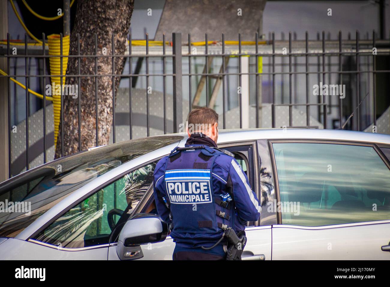 poliziotto che multa un automobilista Foto Stock