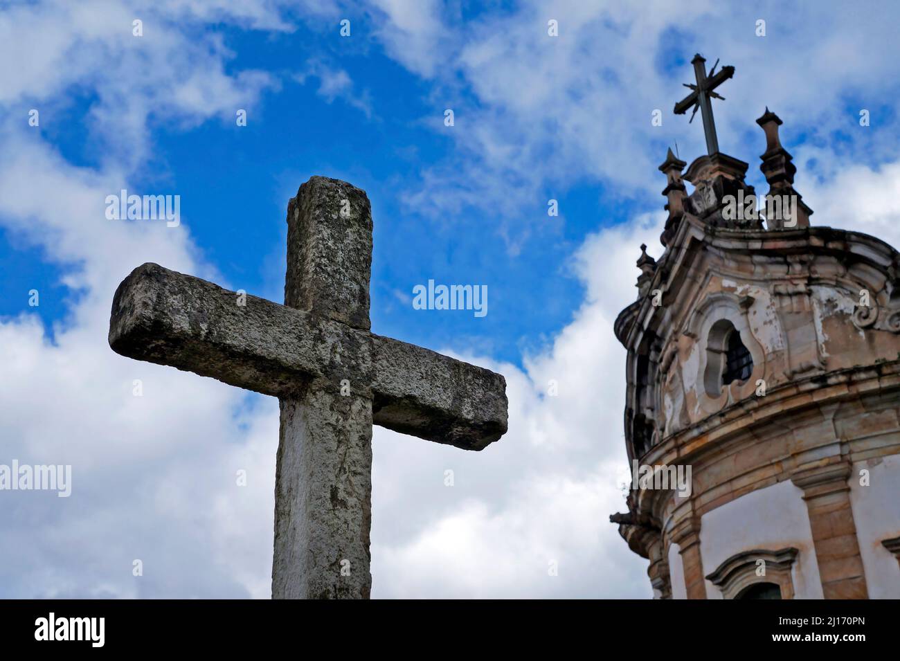 Croce e chiesa barocca sullo sfondo, Ouro Preto, Brasile Foto Stock