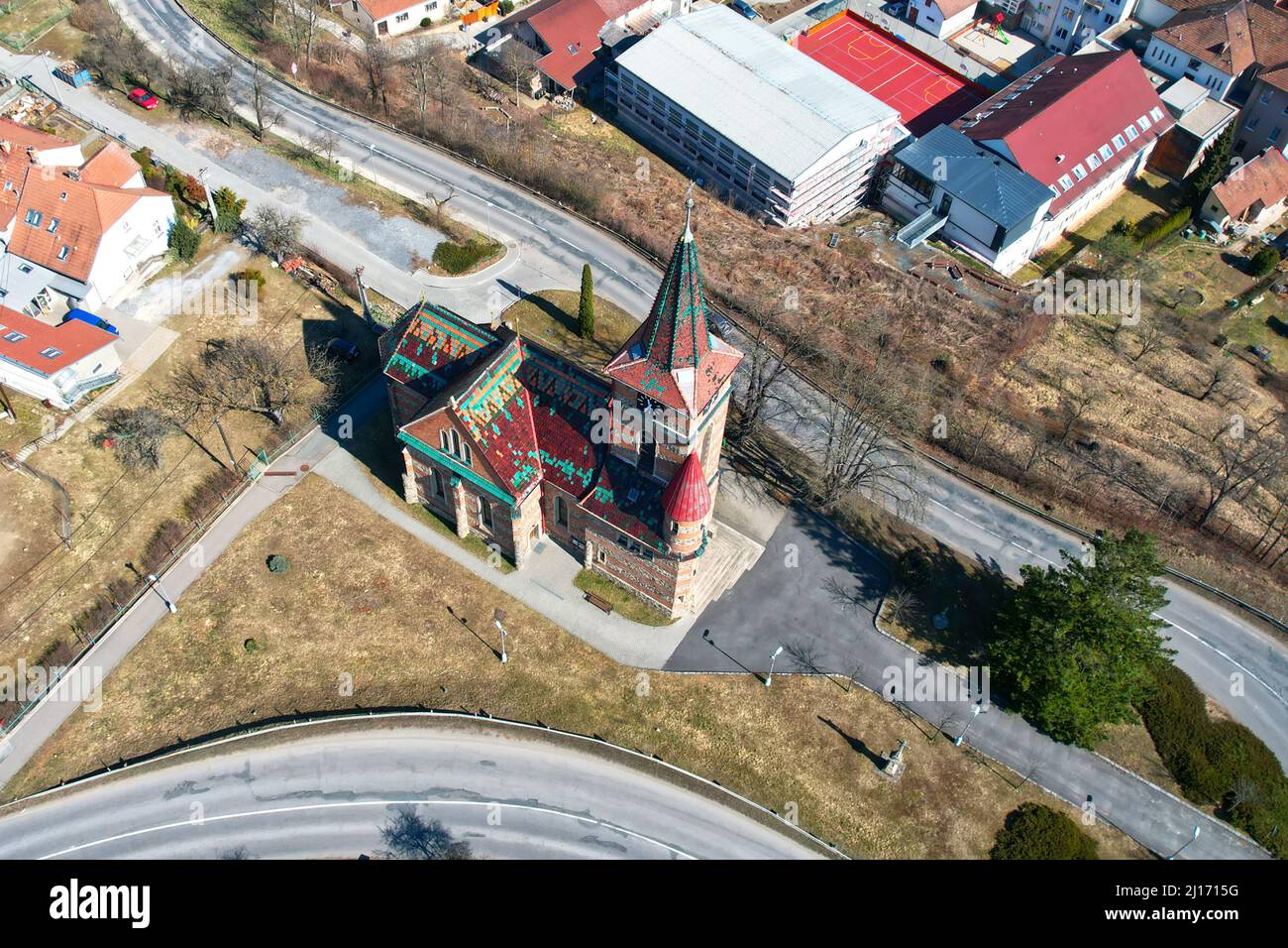 Defaultveduta aerea della chiesa di San Cirillo e Metodio nel villaggio vicino a “Brno” città chiamata “Bilovice nad Svitavou” Foto Stock