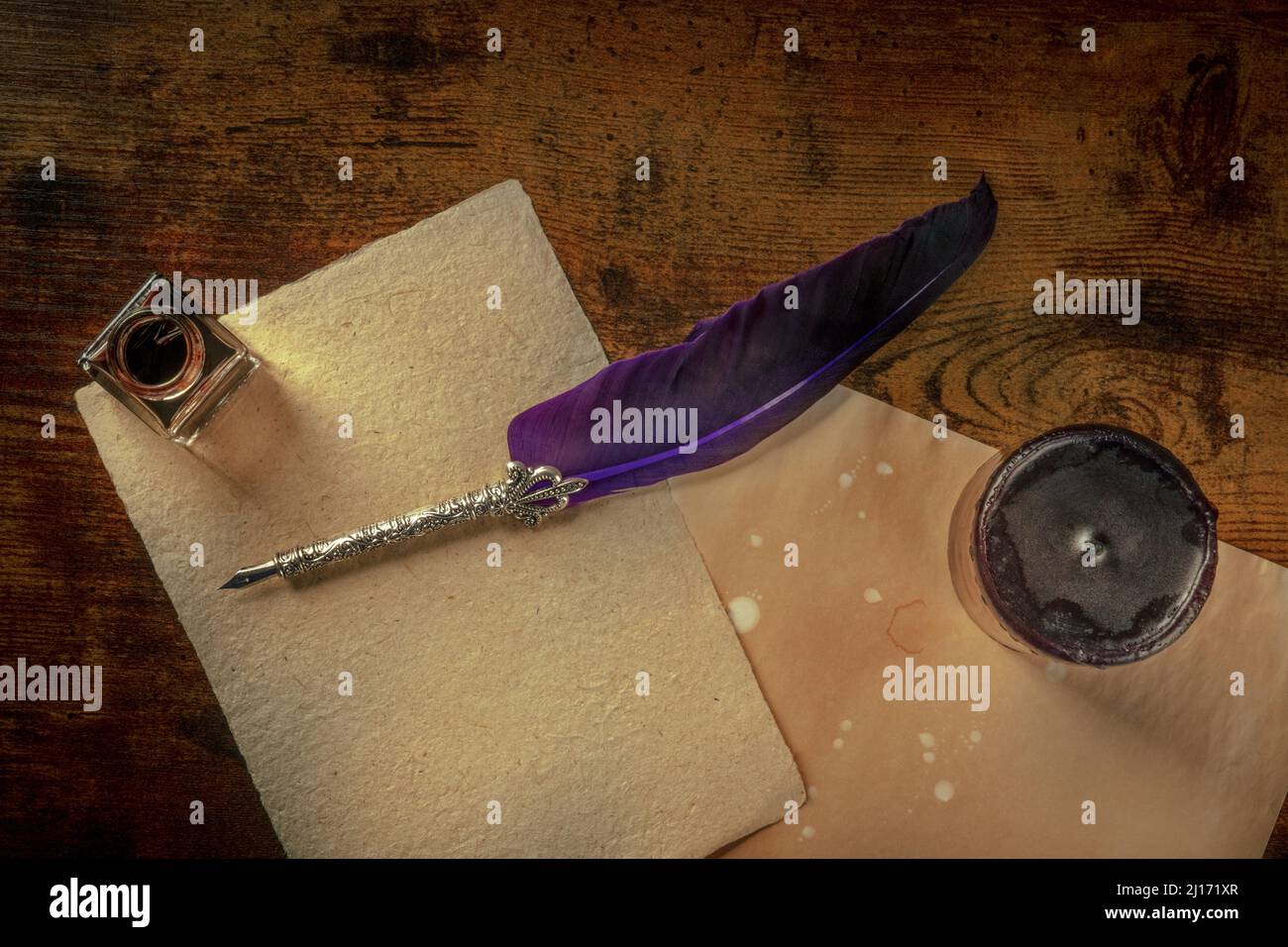 Una penna di quill con un pozzo d'inchiostro vintage, carta vecchia e una candela nera, getto di sovrapposizione piatto Foto Stock