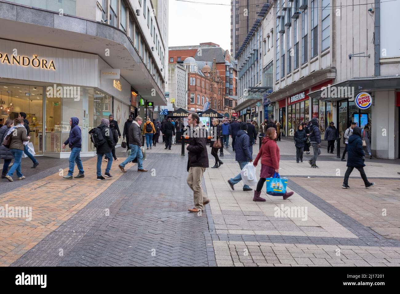 Gli amanti dello shopping nel centro di Birmingham Foto Stock